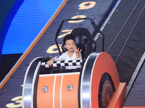 Nhanh như chớp nhí: 'Cậu bé biết tuốt' khiến người lớn 'á khẩu' vì 'thâu tóm' câu hỏi về vũ trụ y như nhà khoa học