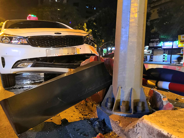 Tài xế 'mất tích' sau khi tông gãy trụ đèn cầu vượt ở Hà Nội