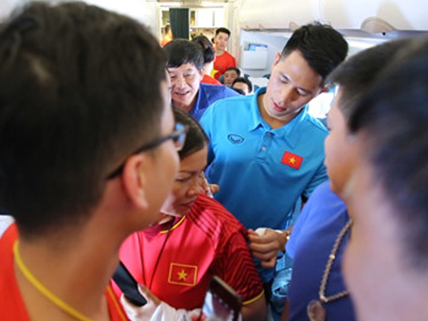 Video: Đình Trọng, Duy Mạnh bị CĐV vây kín trên tàu bay