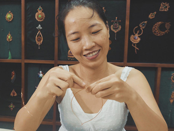 Video Người làm tranh dây đồng đầu tiên ở Việt Nam