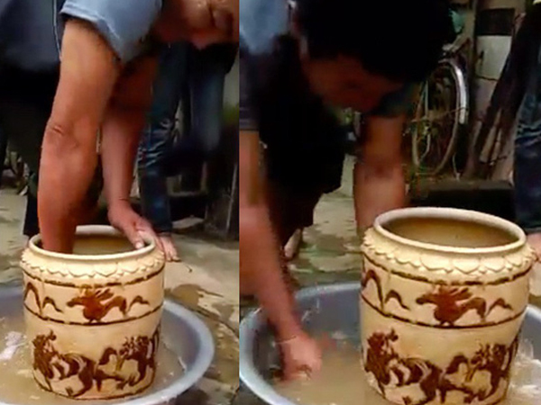 Vợ chồng nghèo đào được bình cổ có hình hổ vờn nhau, bán 400 triệu đồng ở Nghệ An