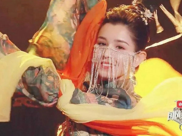 Xuất hiện mỹ nhân Tân Cương đẹp như tiên nữ khiến cả Trung Quốc đang ráo riết 'lùng sục'