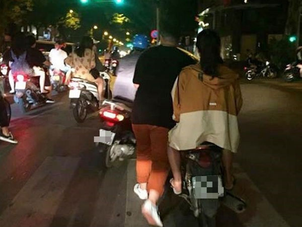 Bức ảnh cô gái trẻ ngồi im trên xe cho chàng trai hì hục dắt bộ giữa phố khiến dân mạng xôn xao