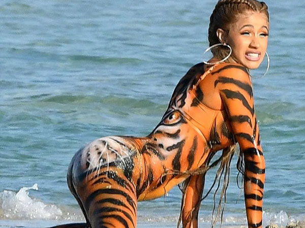 Đi biển nhưng vẫn nhớ sự hoang dã rừng xanh, Cardi B hóa thân thành 'Chúa sơn lâm đi tắm'
