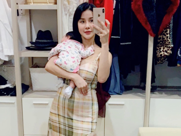 Diệp Lâm Anh khoe khoảnh khắc chăm con giản dị như bao bà mẹ khác, tiết lộ thêm cả 'tật xấu' của con gái Boorin