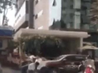 Hà Nội: Thanh niên bảnh bao lùi xe gây va chạm với taxi rồi thẳng tay đập đầu tài xế đến vỡ kính