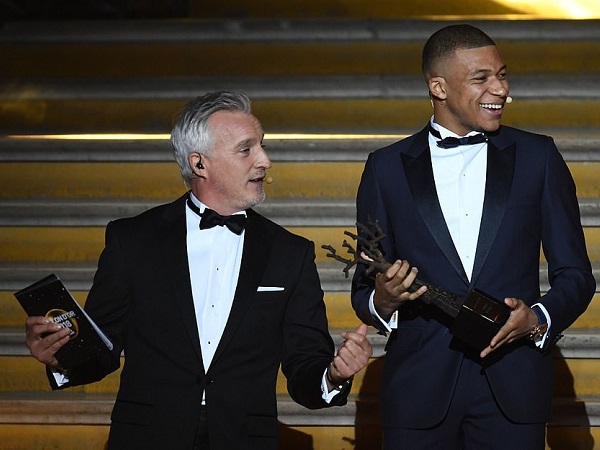 Kylian Mbappe nhận giải thưởng Quả bóng Vàng U21