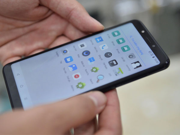 Lộ diện điện thoại Vsmart: Camera kép đặt dọc, màn hình 'gần' tràn viền