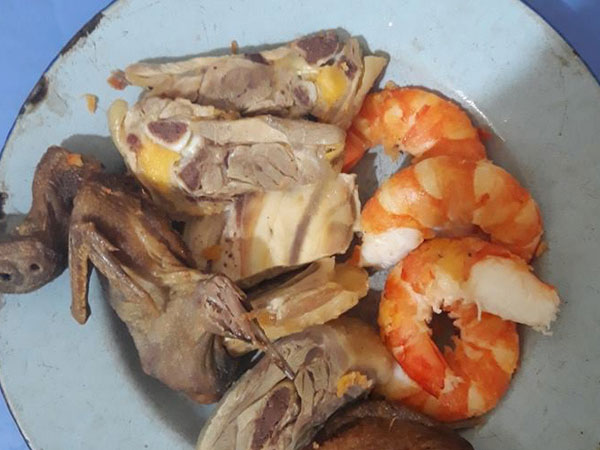 Mẹ già đi đám cỗ chỉ ăn rau, gói thịt tôm ngon lén đạp xe đem cho cháu ngoại khiến chị em khóc nấc