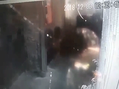 Ném 'bom xăng' vào nhà giám đốc doanh nghiệp lúc rạng sáng