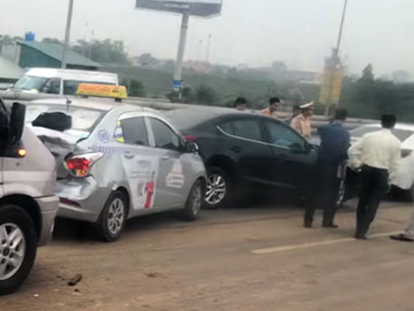 Bốn ôtô tông liên hoàn do đống đất đổ giữa đường ở Hà Nội