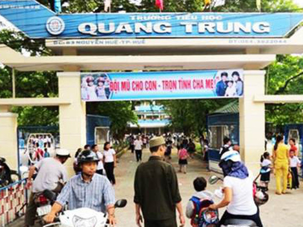 Nhà trường đang xác minh vụ học sinh lớp 2 bị cô giáo cho bạn tát 50 cái ở Hà Nội