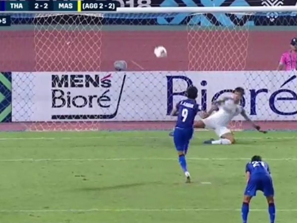 VIDEO: Adisak Krasorn hóa tội đồ ở phút cuối biến Thái Lan thành cựu vương AFF Cup