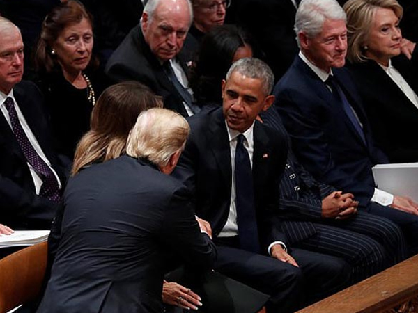 Bà Hillary 'phớt lờ' ông Trump ở đám tang cố tổng thống Bush