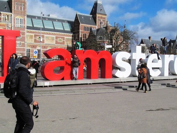 Biểu tượng nổi tiếng 'I amsterdam' của thủ đô Hà Lan bị dỡ bỏ cho du khách đỡ phải chụp ảnh
