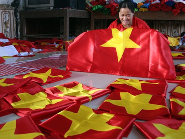 'Đại công xưởng' sản xuất cờ, băng-rôn phục vụ CĐV trước trận bán kết chiều nay