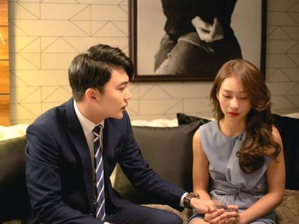 Được người yêu cũ mời đến đám cưới, cô gái bỏ thứ này vào phong bì rồi chọn chiếc đầm đẹp nhất...