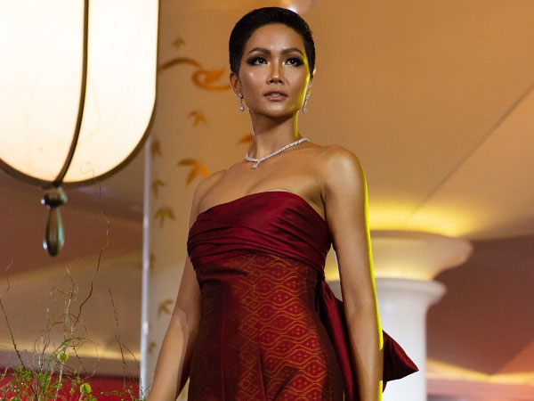 H'Hen Niê lộ miếng dán ngực khi trình diễn tại Miss Universe