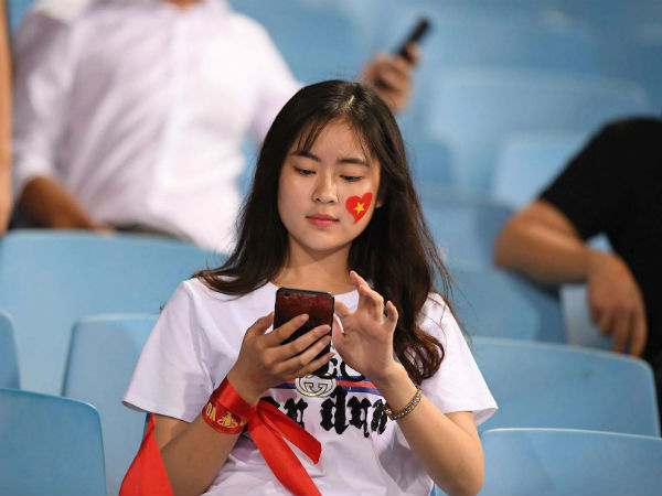 Loạt fan girl xinh xắn 'chiếm sóng' tại Mỹ Đình trước trận bán kết Việt Nam - Philippines