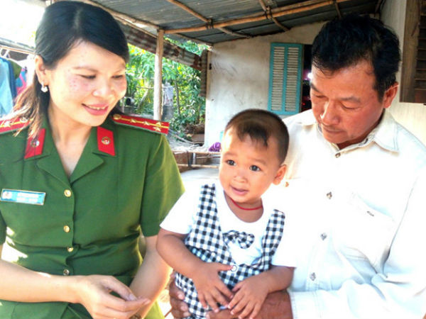 Nữ đại úy công an cứu sống bé trai đuối nước