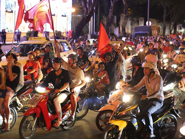 Người dân khắp nơi ra đường mừng Việt Nam vào chung kết AFF Cup
