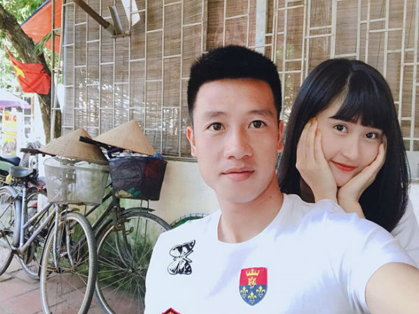 Trước giờ quyết đấu, 2 bạn gái tuyển thủ VN khoe chỗ ngồi VIP trên sân Mỹ Đình