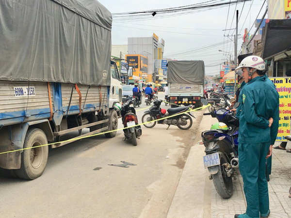 Bé gái 12 tuổi lái xe máy bị xe tải cán chết trên đường đi học về nhà