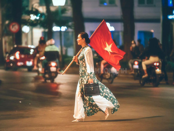Câu chuyện đầy cảm xúc phía sau hình ảnh NSƯT Chiều Xuân diện áo dài, vác cờ 'đi bão' đang hot nhất MXH