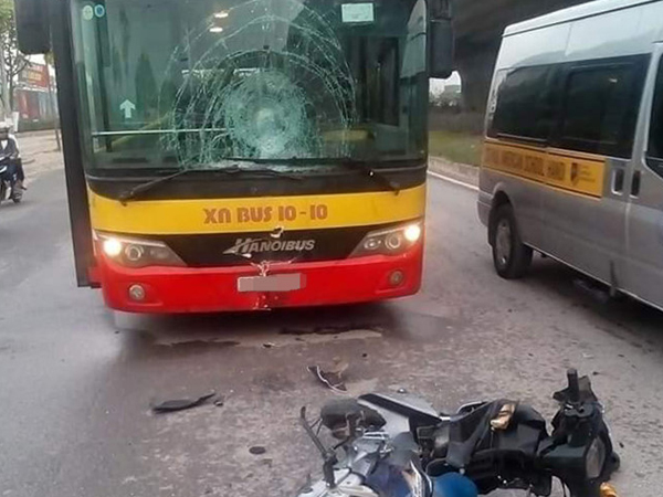 Chạy ngược chiều đâm trực diện xe buýt, nam thanh niên tử vong