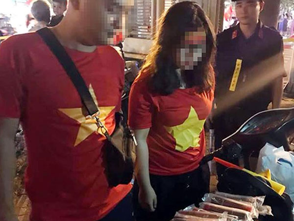 Đôi nam nữ mang hơn 30 quả pháo đi cổ vũ bóng đá sau trận bán kết