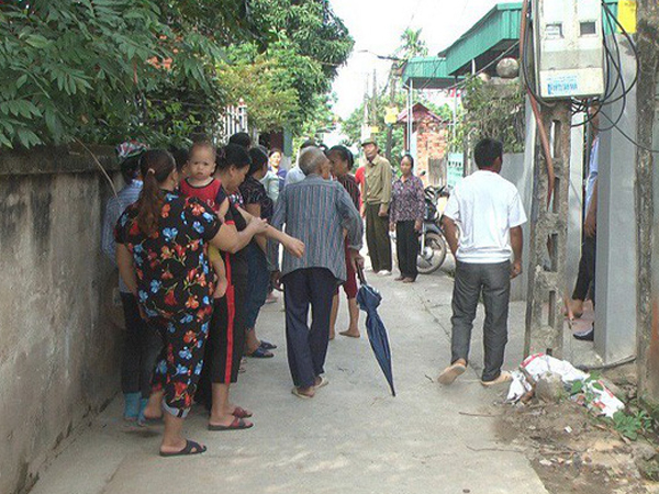 Hưng Yên: Con gái mua xăng về nhà chốt cửa, dội lên người rồi ôm mẹ châm lửa đốt