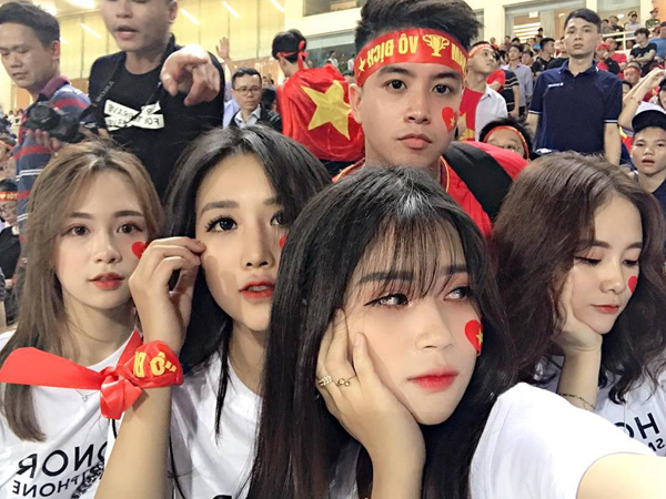 Khui info hội bạn thân xuất hiện giữa biển người trên sân Mỹ Đình vẫn nổi bần bật
