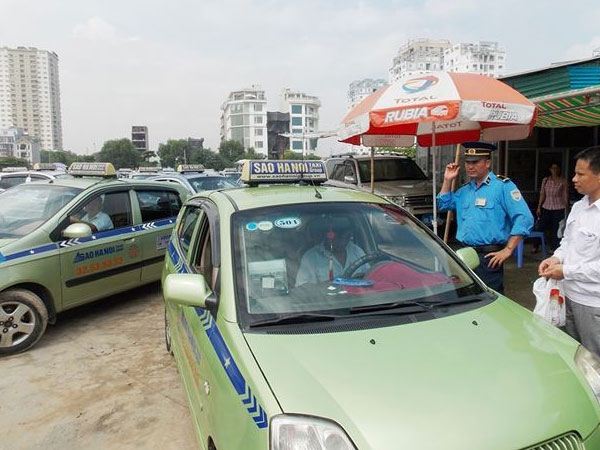 Lại tranh cãi việc 'quản' Grab, Uber và taxi truyền thống