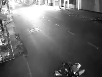 Nam thanh niên bất ngờ đổ xăng từ xe máy lên người rồi châm lửa tự thiêu giữa đường