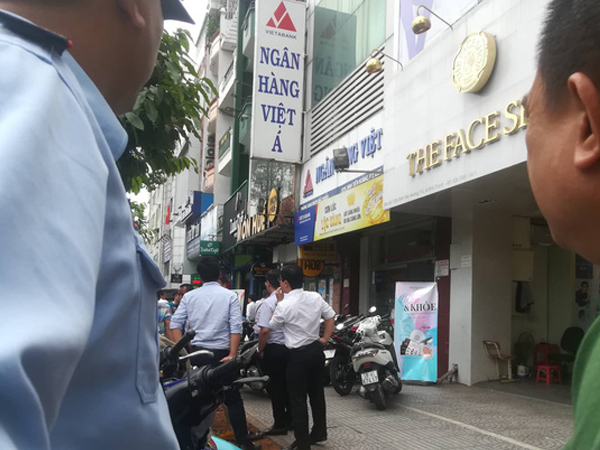 Thanh niên dùng súng xông vào ngân hàng ở Sài Gòn cướp tiền