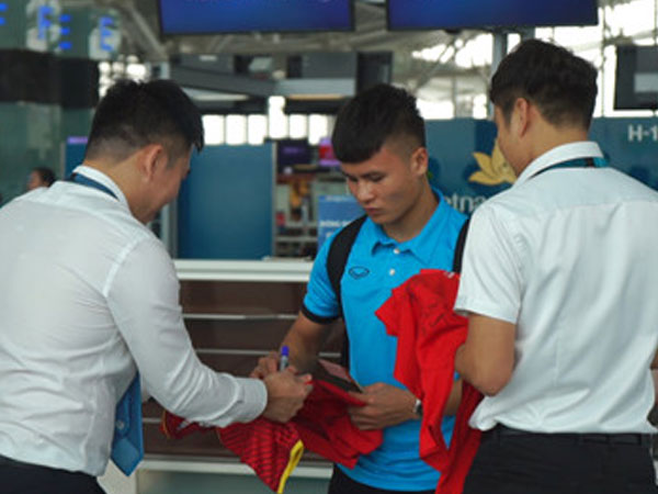 Video: CĐV xin chữ ký Quang Hải trước khi tuyển Việt Nam bay sang Malaysia