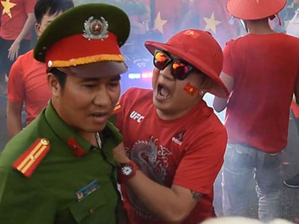 Video: Cổ động viên quá khích xô đẩy công an khi bị ngăn đốt pháo sáng