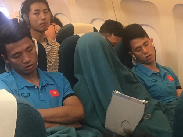 Vừa thương, vừa buồn cười hình ảnh Duy Mạnh trùm kín chăn ngủ trên máy bay tới Malaysia