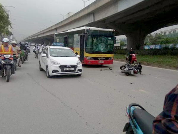 Xe máy phóng ngược chiều tông vỡ kính xe buýt, nam thanh niên thiệt mạng ở Hà Nội