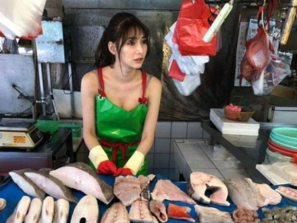 9X xinh đẹp bỗng dưng nổi tiếng sau một lần bán cá phụ mẹ ở chợ