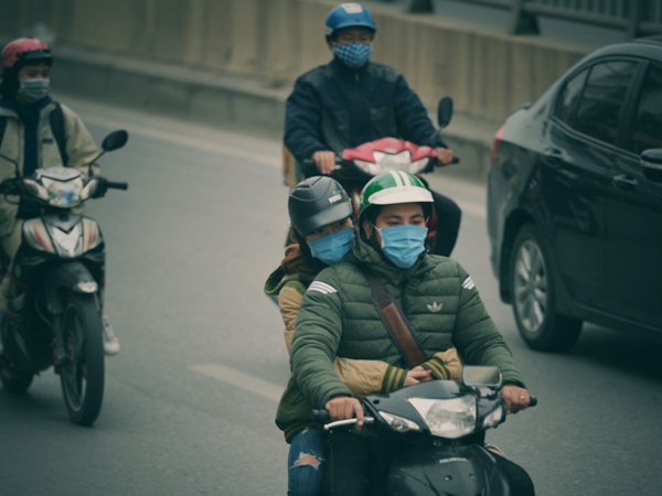 Ảnh: Người dân Hà Nội trùm áo ấm, co ro ra đường trong đợt rét mạnh nhất từ đầu mùa