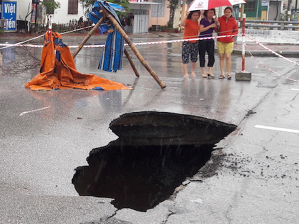 Đường ngập nửa mét, hố tử thần xuất hiện sau mưa lớn ở Vinh