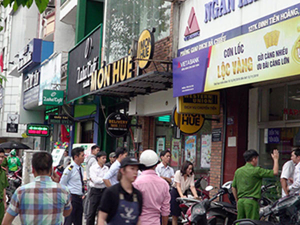 Kẻ cướp ngân hàng ở Sài Gòn khống chế 5 người, lấy một tỷ đồng