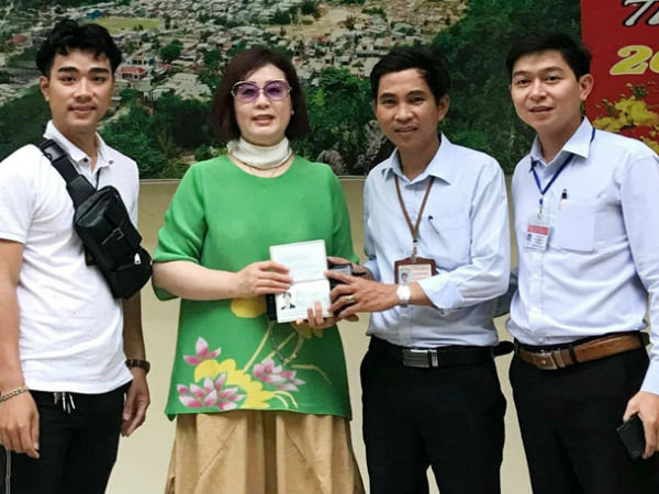 Nữ khách Hàn Quốc nhận lại ví có 70 triệu đồng bỏ quên ở Ngũ Hành Sơn