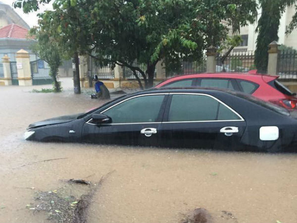 Thành phố Vinh mưa lớn trắng trời, nhiều tuyến phố chìm trong 'biển nước'