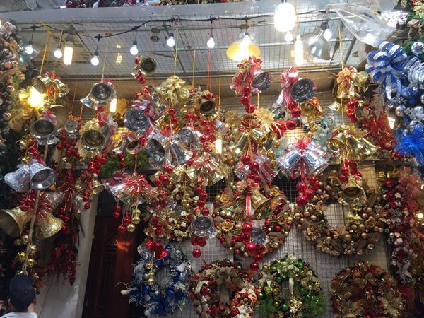 Video: Phố Hàng Mã được trang hoàng rực rỡ bởi đồ trang trí Noel