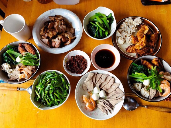 Cô vợ trẻ khiến hội chị em đi từ ngạc nhiên đến mãn nhãn với mâm cơm Việt nấu ở trời Tây