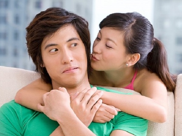 Ngồi đón gió mùa, thấy lòng càng tê tái hơn trước phản ứng của các ông xã khi nhận được tin nhắn yêu thương của vợ