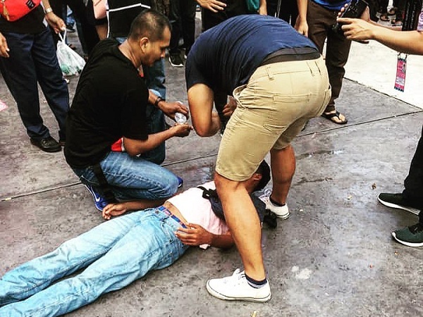 'Vỡ trận' khi mua vé xem chung kết lượt đi, hàng loạt CĐV Malaysia ngất xỉu tại chỗ