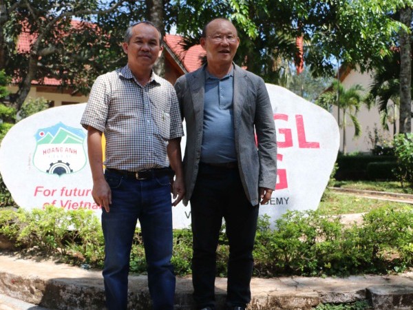 Bầu Đức trả lương, lo cả tiền thuế cho HLV Park!